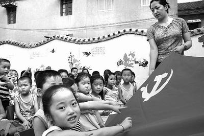 短款黑色外套+深色紧身牛仔裤，你觉得适合小个子女生穿吗？游戏画面